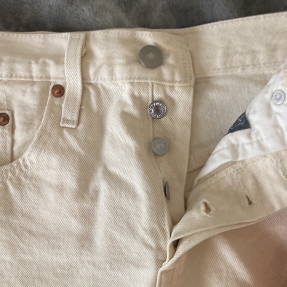 501 Cream Levi Shorts - Picture 2 of 3